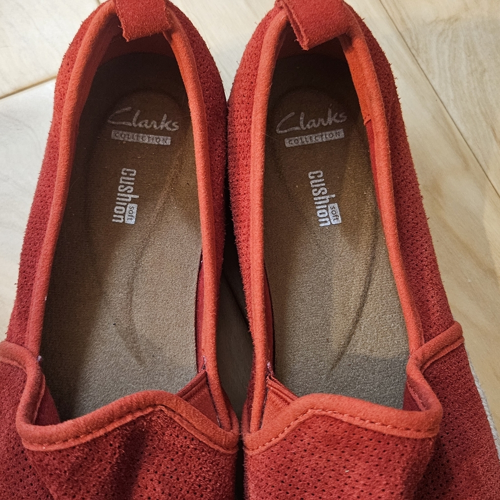Clarks Womens Soft Cushion Slip On Shoes Red Suede 8.5 EUC - Picture 2 of 6